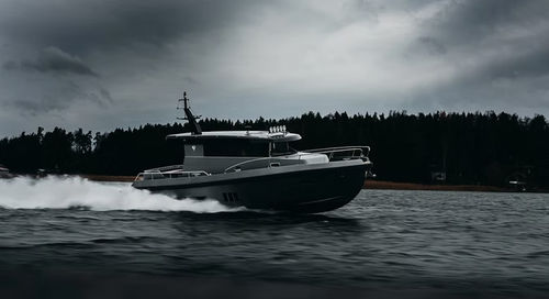 Vedette in-bord - BY42 - Brizo Yachts - hard-top / avec cabine / traditionnelle