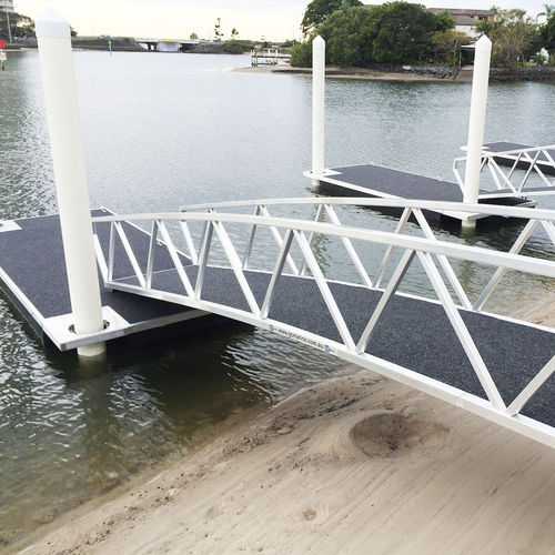 Ponton flottant - Piled  - GCProperty Pty Ltd T/A GCMarine - d'amarrage / pour marina / en béton