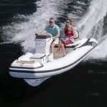 bateau pneumatique hors-bord