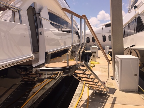 Escaliers de embarquement en aluminium d'UMT avec la plate-forme de pivot et les cales démontables