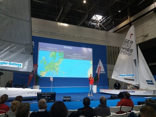 Laura Dekker faisant la présentation au salon nautique de Dusseldorf