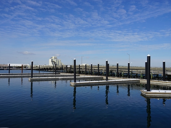 La marina de Newport protégée par la digue flottante de SF Marina