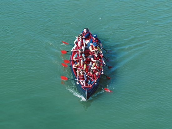 ADVENTURE TEAM : Le canoë gonflable pour 10 personnes