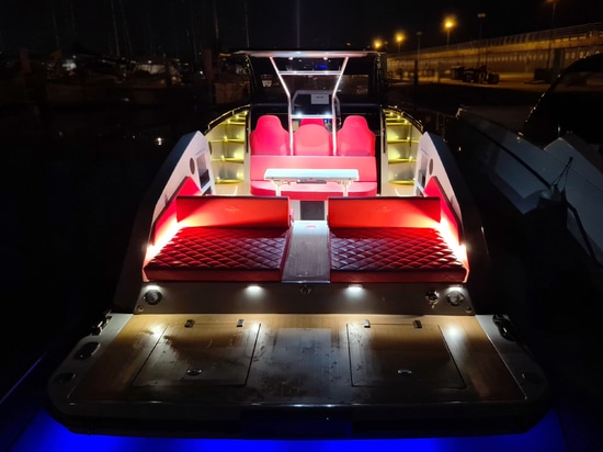 AUREA 30 CABIN - CATAMARAN À MOTEUR
