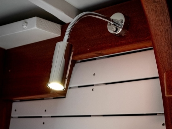 Liseuse T-LED USB-C en acier inoxydable avec USB-C &amp ; Touch Dimmer - Le design scandinave rencontre la fonction intelligente