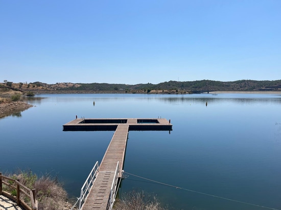 Lindley installe une piscine flottante sur la nouvelle plage fluviale d’Odeleite