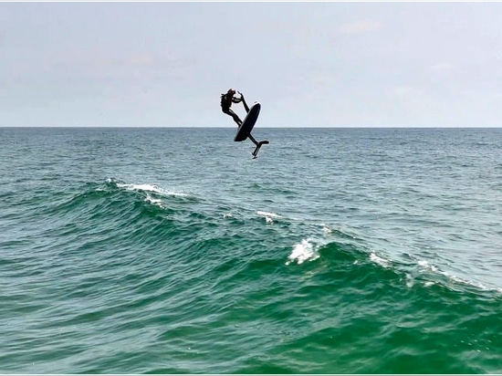 Sauter des vagues sur la planche Hydroflyer Sport