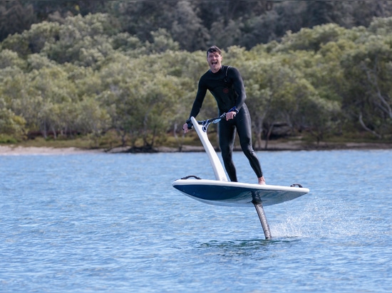 Tout sourire sur l'Hydroflyer eFoil, à Qld, Australie