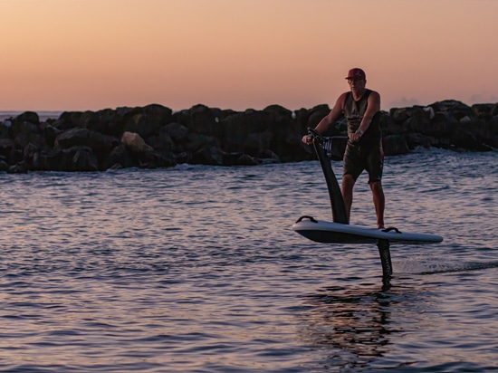 Vasco Vellez, eFoil Doctor naviguant sur un Hydroflyer