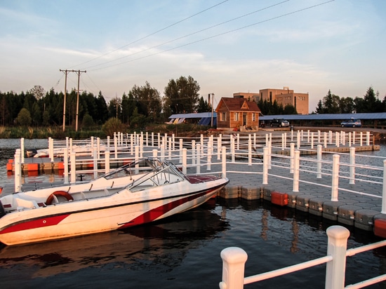 Amarrage ou accostage : Qu'est-ce qui convient le mieux à votre bateau ?