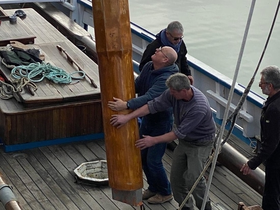 Pose mât bois à bord – Vieux gréement WoodSpars