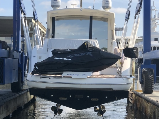 Comment transporter votre jet-ski avec un système de bossoirs Hurley