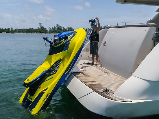 Comment transporter votre jet-ski avec un système de bossoirs Hurley