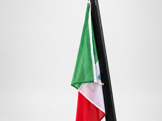 Skylink est le mât porte-drapeau Aguacarbon conçu pour naviguer tout en restant connecté grâce au support Starlink.