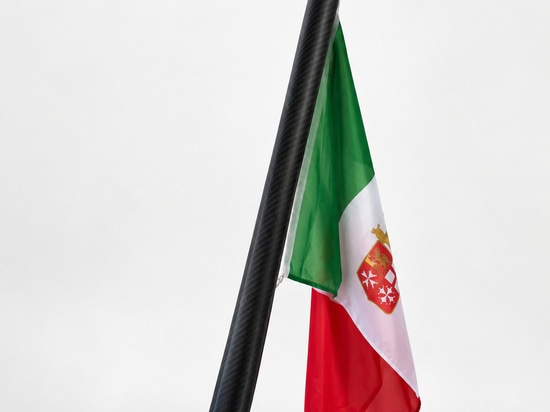 Skylink est le mât porte-drapeau Aguacarbon conçu pour naviguer tout en restant connecté grâce au support Starlink.