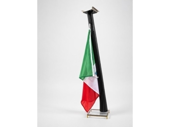 Skylink est le mât porte-drapeau Aguacarbon conçu pour naviguer tout en restant connecté grâce au support Starlink.