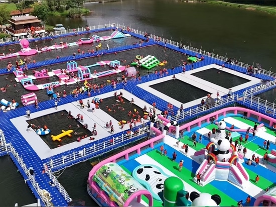 Parc aquatique sur ponton flottant